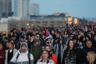 Les manifestants demandent notamment la démission du ministre serbe de l'Intérieur et du patron des services de renseignements et appellent le Parlement à se réunir en séance extraordinaire pour discuter de la réaction des autorités aux fusillades...
